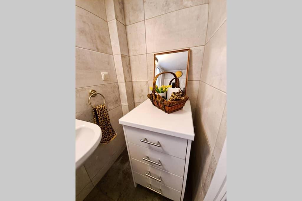 Modern Apt In The Heart Of Glyfada - Literally!! Athen Eksteriør billede